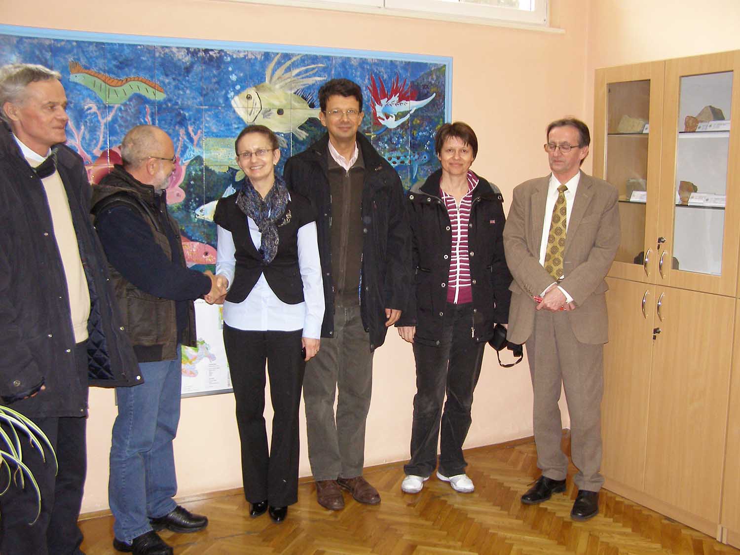 Na kraju i službena primopredaja zbirke od strane ravnatelja HGI-a, Josipa Halamića, ravnateljici OŠ Zrinskih i Frankopana Luciji Sekula.