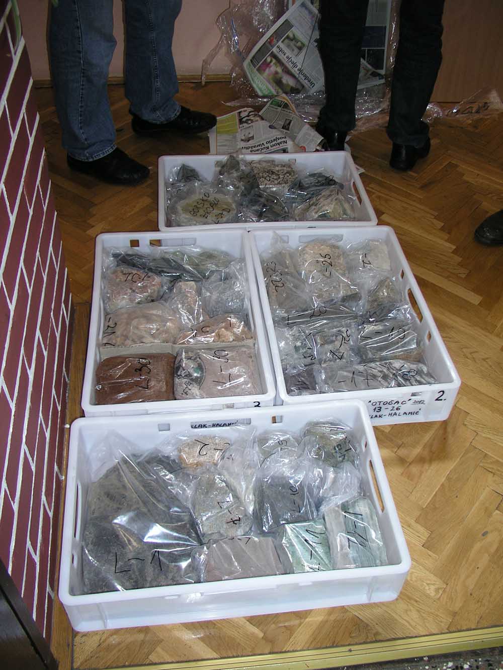 Uzorci pomno spakirani od kolega Damira Galovića i Antuna Škrtića nestrpljivo čekaju da „krenu“ u vitrine.