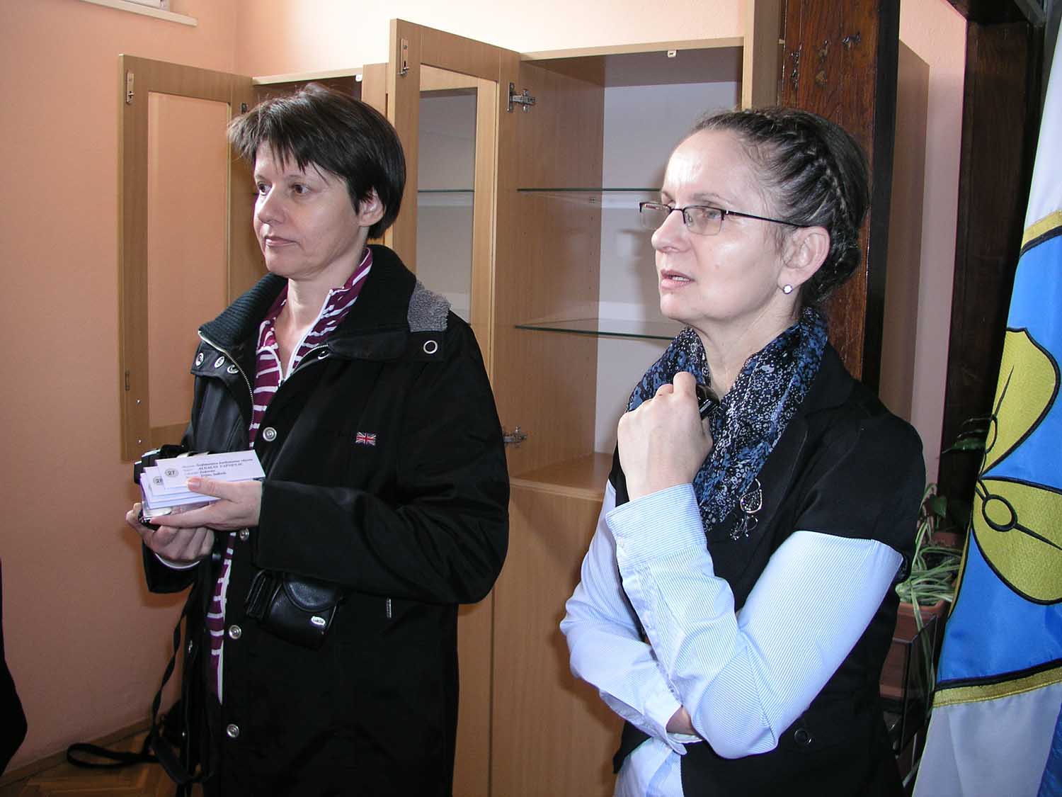 Postavljanje je pod budnim nadzorom ravanteljice Lucije Sekula i kolegice Ajke Šorša.   