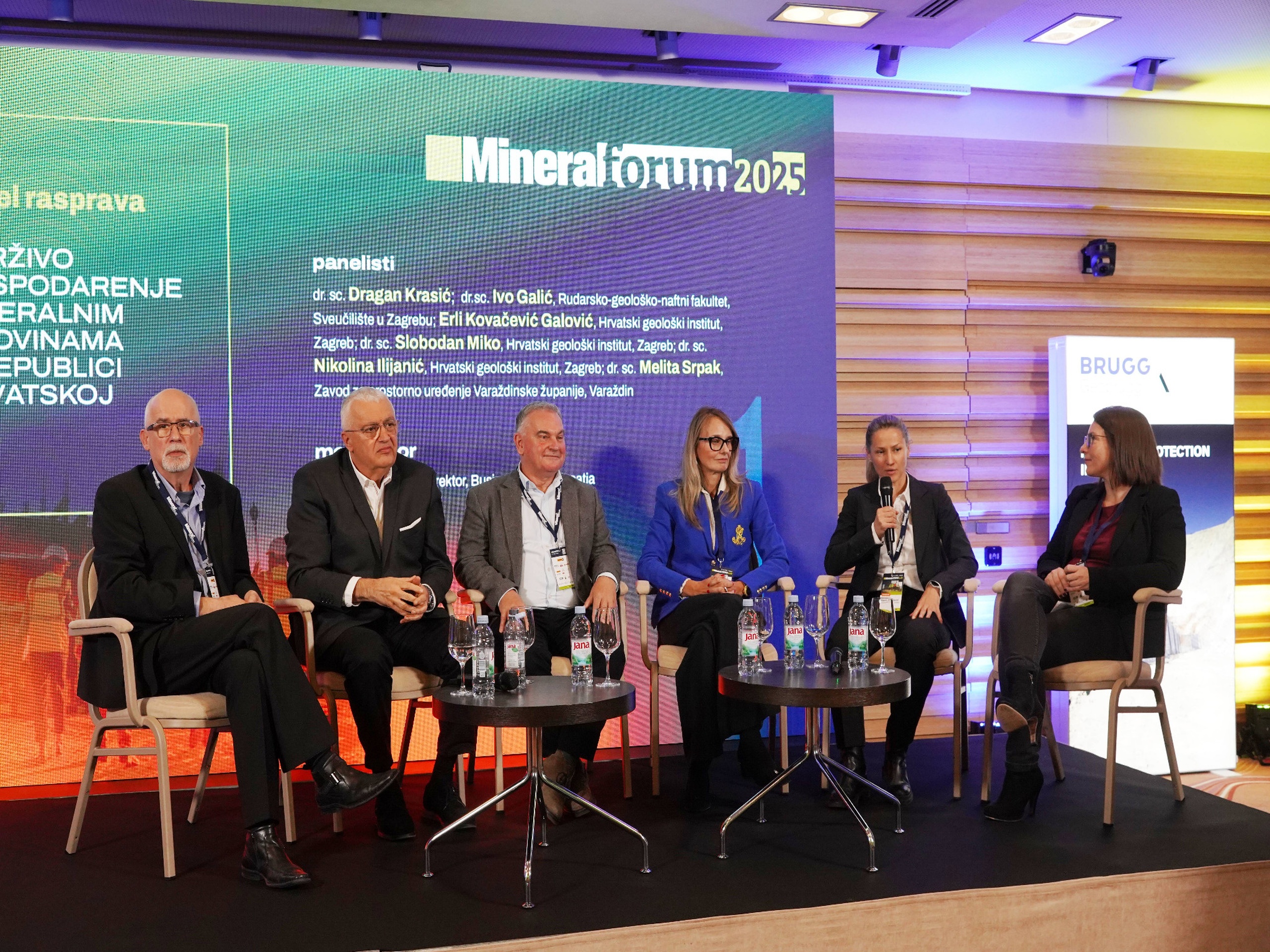 Sudionici tijekom panel rasprave o Održivom gospodarenju mineralnim sirovinama u RH na skupu Mineral Forum 2025. Sudionici tijekom panel rasprave o Održivom gospodarenju mineralnim sirovinama u RH na skupu Mineral Forum 2025.