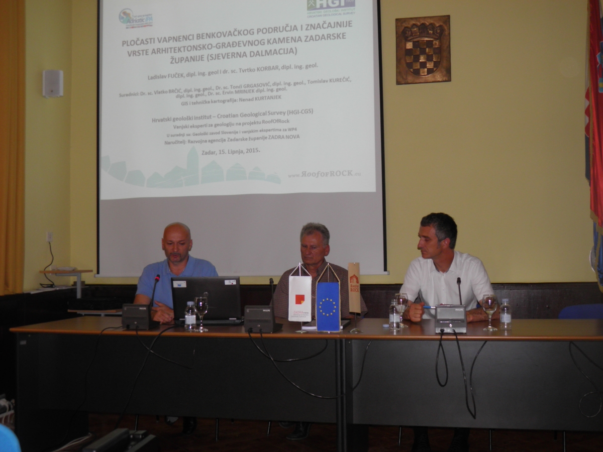 Ladislav Fuček, stručni savjetnik (u sredini, voditelj HGI tima za Zadarsku županiju) i dr. sc. Tvrtko Korbar, viši znanstveni suradnik (lijevo, voditelj RoofOfRock HGI tima), te dr. sc. Miloš Bavec (voditelj projekta RoofOfRock, GeoZS)
