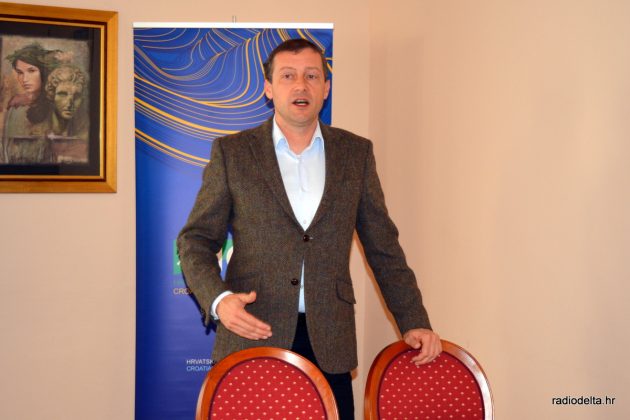Dr.sc. Josip Terzić tijekom predavanja (izvor: Radio Delta)