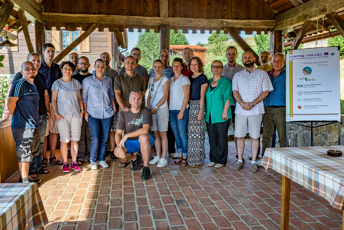 Zajednička fotografija sudionika prve radionice safEarth projekta (3.-7.07.2017., Ribnik, Hrvatska)