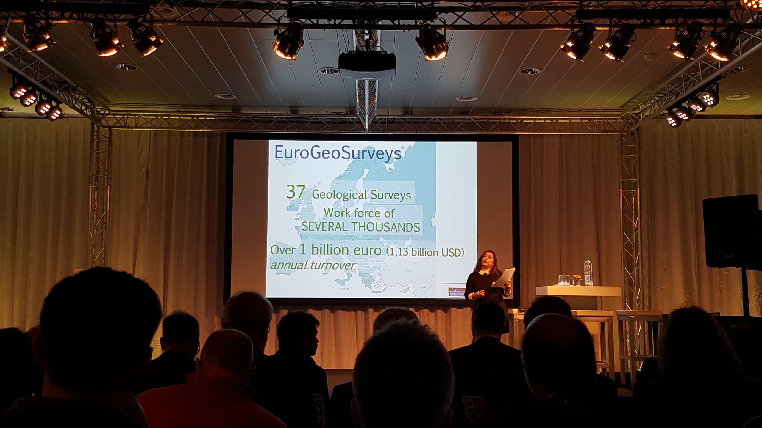 geoera1 Slika 1. Gospođa Tereza Ponce de Leão, predsjednica Izvršnog odbora EuroGeoSurveys-a, u uvodnom govoru predstavlja projekt GeoERA.